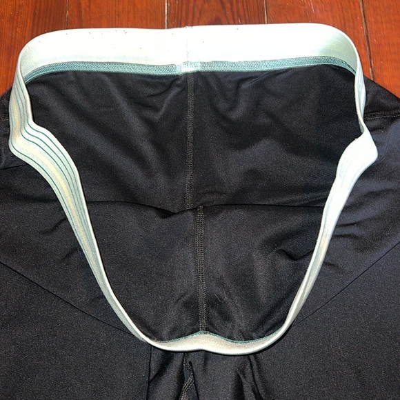 Under Armour Compression Shorts - Picture 4 of 4